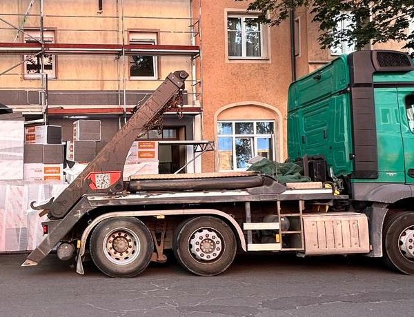 Absetzkipper-Hubarme am MÜKO LKW